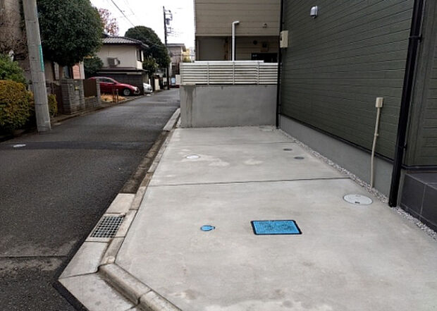 【駐車場】駐車場と明記されていても、最小スペースでつくられた駐車場だと大型車は駐車できなかったり、出入りしにくくなったりする可能性があります。お車のサイズと購入したい物件の駐車場のサイズを現地で確認しましょう。