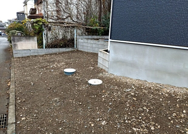 【駐車場】駐車場と明記されていても、最小スペースでつくられた駐車場だと大型車は駐車できなかったり、出入りしにくくなったりする可能性があります。お車のサイズと購入したい物件の駐車場のサイズを現地で確認しましょう。