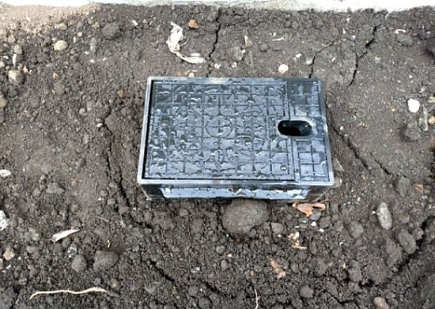 【その他設備】敷地内には、散水栓や立水栓があります。水道水を直接利用できるため、水を運ぶ手間を省くことが出来ます。大量の水を必要とする洗車作業や清掃などに役立ちます。その他設備とあわせて、現地でご確認ください。