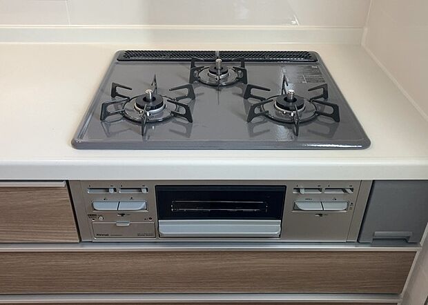 【キッチンコンロ】キッチンコンロは、料理の質を大きく左右する重要な設備です。火力調整のしやすさ、グリル機能の有無、安全装置の充実度など、選ぶポイントがたくさんあります。特に、IHクッキングヒーターは、お手入れのしやすさや安全性が高く、近年人気が高まっています。