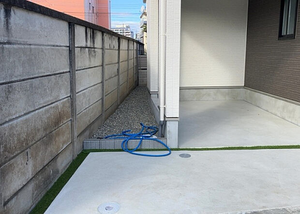 【庭】庭があることでガーデニングや家庭菜園はもちろん、こどもの遊び場やペットを放して遊ぶことができます。また、家の周囲に余裕があるということです。隣地との間があれば、十分な日当たりと、風通しが確保できます。