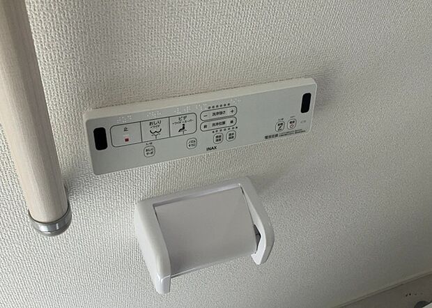 【ウォシュレット（リモコン）】ウォシュレットは、衛生面だけでなく、快適性も向上させる便利な設備です。洗浄機能の種類や水温調節機能など、様々な機能が付いたものが多くあります。リモコンも、操作が簡単で、使いやすいものを選びましょう。