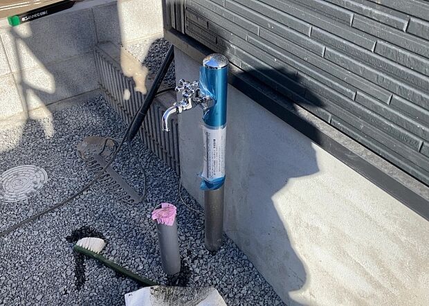 【外水栓】外水栓は、庭の水やりや洗車など、様々な用途に使える便利な設備です。ホースがしっかりと接続できるもの、水圧が安定しているものなど、使い勝手の良いものを選びましょう。また、凍結防止機能が付いているものなら、冬場でも安心して使用できます。