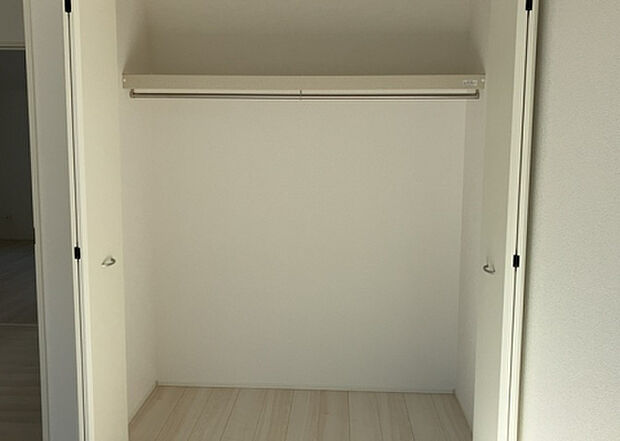 【ウォークインクローゼット】ウォークインクローゼットがあれば、クローゼット内でコーディネートが完成できますし、季節の変わり目に行う衣替えの手間も省けます。また、スーツケースなど大きいものもしまうことができ使い勝手がよいです。