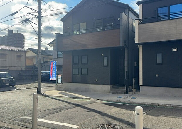 【前面道路含む現地写真_2】お持ちの車種によっては前面道路が広い方が便利でしょう。しかし、前面道路が広ければその分交通量が多くなるため、騒音などが気になる場合があります。実際に現地を見学し、周辺交通量や騒音などを確認しましょう！