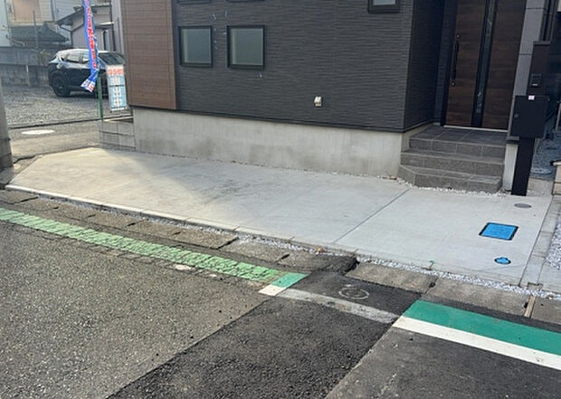 【駐車場】駐車場と明記されていても、最小スペースでつくられた駐車場だと大型車は駐車できなかったり、出入りしにくくなったりする可能性があります。お車のサイズと購入したい物件の駐車場のサイズを現地で確認しましょう。