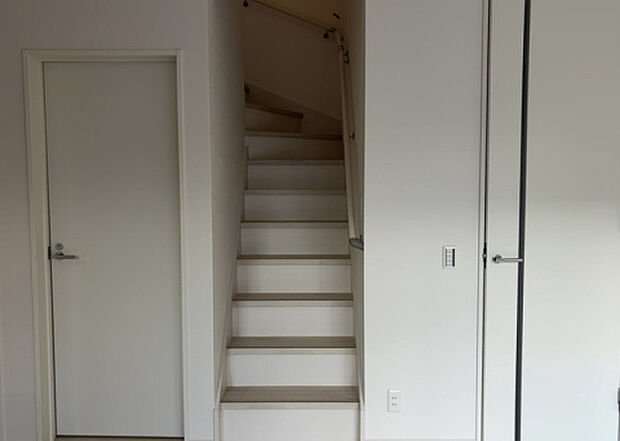 【内装】建物の上下階の通路である階段は、その位置によって動線や室内の印象が大きく左右されます。手摺にも重要な役割があり、転倒の防止・歩行や動作を円滑にして日常生活を支えることを主な目的として設置されています。