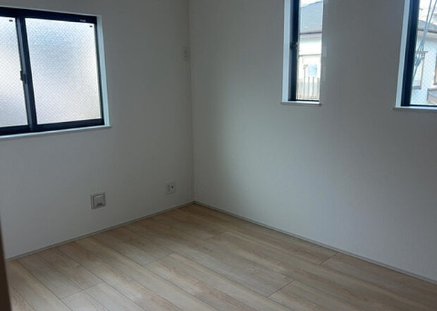 【洋室】洋室のメリットは重い家具が置きやすく、身の回りが整理しやすいことです。 床がフローリングのため畳とは異なり凹みにくいです。 クローゼットなど収納が豊富で、普段使わない旅行カバンや服の整頓も簡単にです。