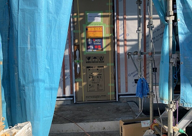 【玄関_2】玄関は、狭すぎると複数人で使いにくく、広すぎても無駄な空間になりがちです。最低2畳を目安にして、家の広さとの兼ね合いや家族の人数を考慮して決めるとよいでしょう。現地を見学して快適な玄関を選びましょう！