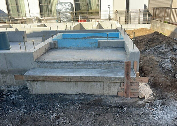 【玄関】玄関は家の顔でもあり、家族以外の目にも止まる場所です。玄関は外との間を仕切る扉、靴などをしまっておく収納スペース、靴脱ぎのたたきスペース、来客とのやり取りをするドアホンなど複数のアイテムからなります。