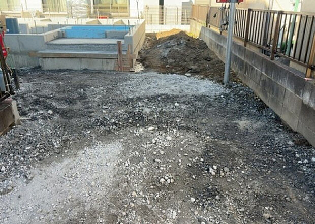 【その他設備】敷地内には、散水栓や立水栓があります。水道水を直接利用できるため、水を運ぶ手間を省くことが出来ます。大量の水を必要とする洗車作業や清掃などに役立ちます。その他設備とあわせて、現地でご確認ください。