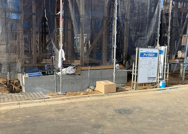 【庭_2】庭のある家に住むことのメリットとして、子どもたちの遊び場を確保できること、ガーデニングや家庭菜園を楽しめること、明るさを確保できることがあります。また、配置を工夫することでプライバシーが確保できます。