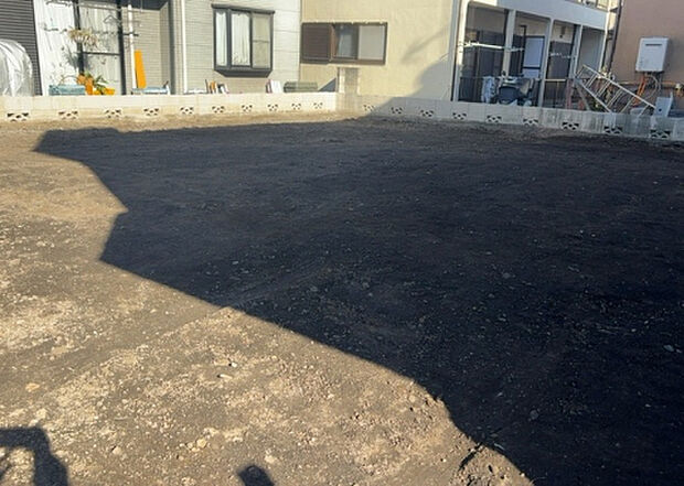 【構造・工法・仕様_2】ベタ基礎とは、柱の位置に関係なく全体に基礎がある事を指し、面積が大きい分建物の重さを全体に分散できます。また、地面からの湿気や害虫を遮断でき、木造住宅で心配されるシロアリ被害を防ぐ効果も期待できます。