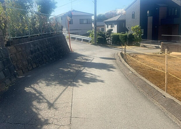 【物件からの展望_2】眺望を気にして物件を探す場合、前面に建物が建っていないか現地で確認しましょう!前面に建物があると景色はもちろん、日当たりや風通しにも影響が出てきます。住んだ時のことを想像しながら現地見学をしましょう。