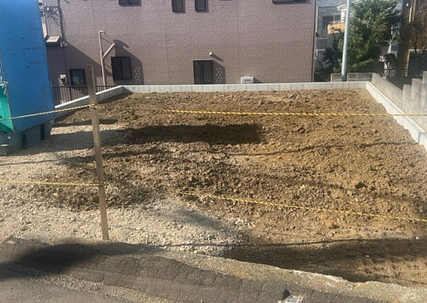 【構造・工法・仕様_2】ベタ基礎とは、柱の位置に関係なく全体に基礎がある事を指し、面積が大きい分建物の重さを全体に分散できます。また、地面からの湿気や害虫を遮断でき、木造住宅で心配されるシロアリ被害を防ぐ効果も期待できます。