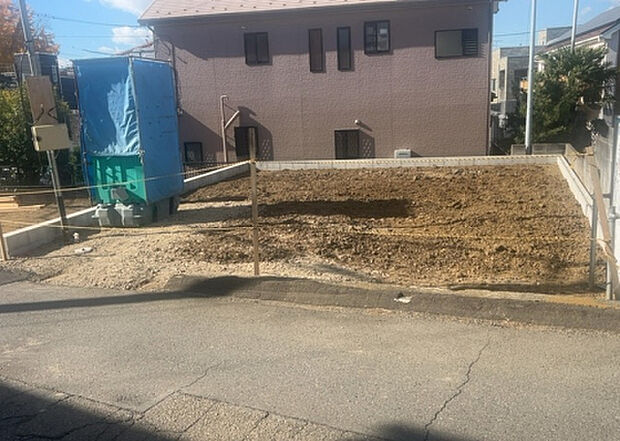 【玄関】玄関は家の顔でもあり、家族以外の目にも止まる場所です。玄関は外との間を仕切る扉、靴などをしまっておく収納スペース、靴脱ぎのたたきスペース、来客とのやり取りをするドアホンなど複数のアイテムからなります。