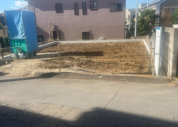 【玄関_2】玄関は、狭すぎると複数人で使いにくく、広すぎても無駄な空間になりがちです。最低2畳を目安にして、家の広さとの兼ね合いや家族の人数を考慮して決めるとよいでしょう。現地を見学して快適な玄関を選びましょう!