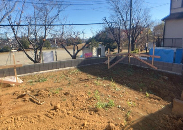 【庭_2】庭のある家に住むことのメリットとして、子どもたちの遊び場を確保できること、ガーデニングや家庭菜園を楽しめること、明るさを確保できることがあります。また、配置を工夫することでプライバシーが確保できます。