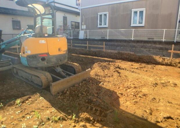 【玄関_2】玄関は、狭すぎると複数人で使いにくく、広すぎても無駄な空間になりがちです。最低2畳を目安にして、家の広さとの兼ね合いや家族の人数を考慮して決めるとよいでしょう。現地を見学して快適な玄関を選びましょう！