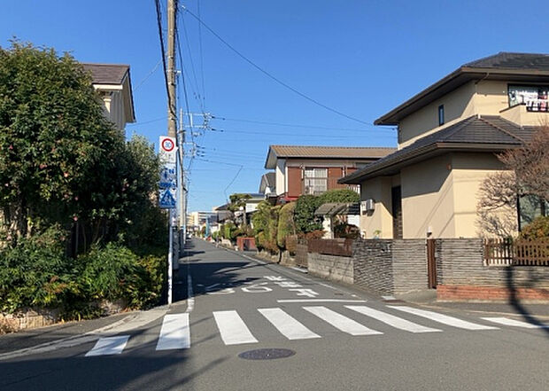 【物件からの展望_2】眺望を気にして物件を探す場合、前面に建物が建っていないか現地で確認しましょう！前面に建物があると景色はもちろん、日当たりや風通しにも影響が出てきます。住んだ時のことを想像しながら現地見学をしましょう。