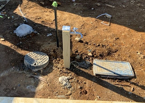 【その他設備】敷地内には、散水栓や立水栓があります。水道水を直接利用できるため、水を運ぶ手間を省くことが出来ます。大量の水を必要とする洗車作業や清掃などに役立ちます。その他設備とあわせて、現地でご確認ください。