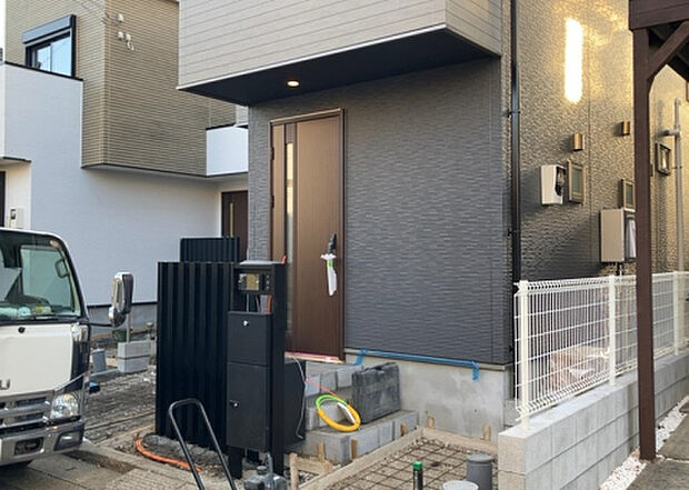 【玄関】玄関は家の顔でもあり、家族以外の目にも止まる場所です。玄関は外との間を仕切る扉、靴などをしまっておく収納スペース、靴脱ぎのたたきスペース、来客とのやり取りをするドアホンなど複数のアイテムからなります。