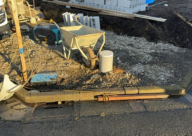 【その他設備】敷地内には、散水栓や立水栓があります。水道水を直接利用できるため、水を運ぶ手間を省くことが出来ます。大量の水を必要とする洗車作業や清掃などに役立ちます。その他設備とあわせて、現地でご確認ください。