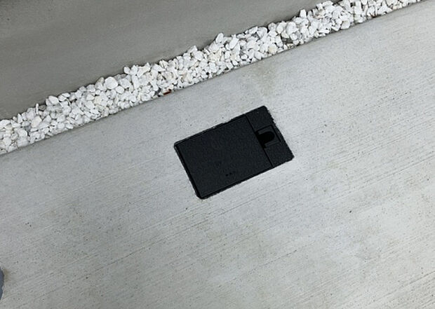 【その他設備】敷地内には、散水栓や立水栓があります。水道水を直接利用できるため、水を運ぶ手間を省くことが出来ます。大量の水を必要とする洗車作業や清掃などに役立ちます。その他設備とあわせて、現地でご確認ください。