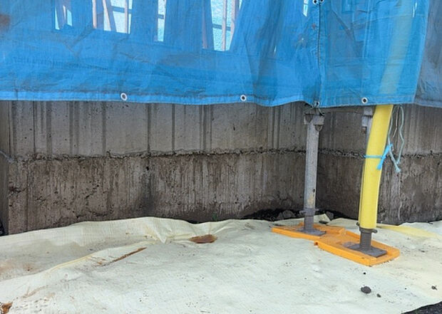 【構造・工法・仕様_2】ベタ基礎とは、柱の位置に関係なく全体に基礎がある事を指し、面積が大きい分建物の重さを全体に分散できます。また、地面からの湿気や害虫を遮断でき、木造住宅で心配されるシロアリ被害を防ぐ効果も期待できます。