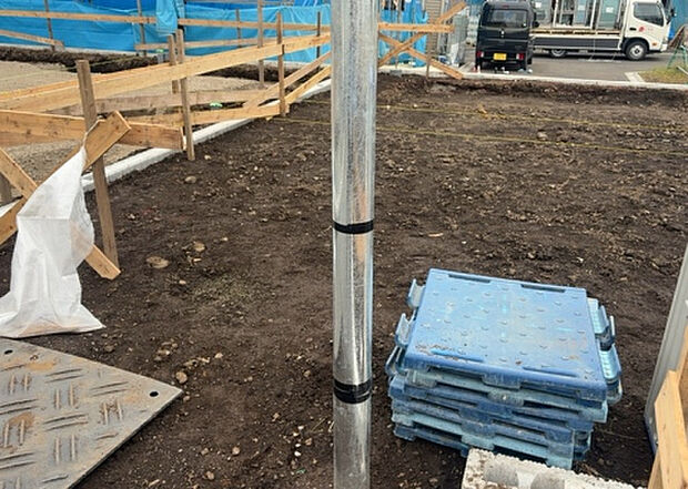 【玄関】玄関は家の顔でもあり、家族以外の目にも止まる場所です。玄関は外との間を仕切る扉、靴などをしまっておく収納スペース、靴脱ぎのたたきスペース、来客とのやり取りをするドアホンなど複数のアイテムからなります。