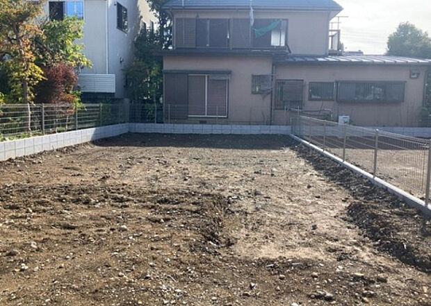 【外観_3】現地に行くなら、物件の周囲の地形がどうなっているかを見ることも大切です。周辺より低くなっている土地では、大雨などで水が集まりやすいため、地盤が弱くなっているということも考えられるため、注意が必要です。