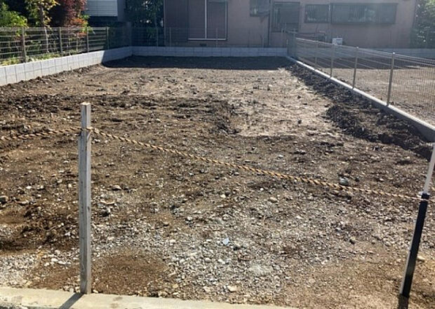 【玄関_2】玄関は、狭すぎると複数人で使いにくく、広すぎても無駄な空間になりがちです。最低2畳を目安にして、家の広さとの兼ね合いや家族の人数を考慮して決めるとよいでしょう。現地を見学して快適な玄関を選びましょう!