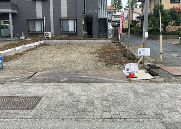 【玄関_2】玄関は、狭すぎると複数人で使いにくく、広すぎても無駄な空間になりがちです。最低2畳を目安にして、家の広さとの兼ね合いや家族の人数を考慮して決めるとよいでしょう。現地を見学して快適な玄関を選びましょう！