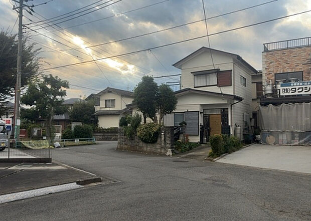 【物件からの展望_2】眺望を気にして物件を探す場合、前面に建物が建っていないか現地で確認しましょう！前面に建物があると景色はもちろん、日当たりや風通しにも影響が出てきます。住んだ時のことを想像しながら現地見学をしましょう。