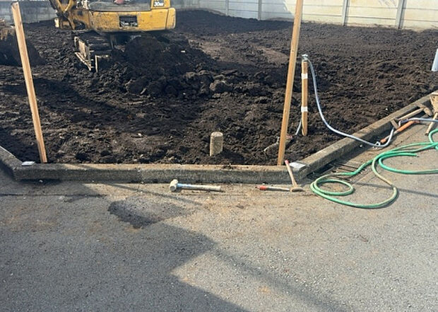 【玄関_2】玄関は、狭すぎると複数人で使いにくく、広すぎても無駄な空間になりがちです。最低2畳を目安にして、家の広さとの兼ね合いや家族の人数を考慮して決めるとよいでしょう。現地を見学して快適な玄関を選びましょう！