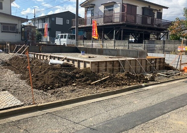 【庭_2】庭のある家に住むことのメリットとして、子どもたちの遊び場を確保できること、ガーデニングや家庭菜園を楽しめること、明るさを確保できることがあります。また、配置を工夫することでプライバシーが確保できます。