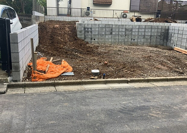 【その他設備】敷地内には、散水栓や立水栓があります。水道水を直接利用できるため、水を運ぶ手間を省くことが出来ます。大量の水を必要とする洗車作業や清掃などに役立ちます。その他設備とあわせて、現地でご確認ください。