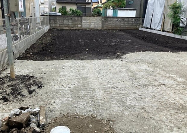 【庭_2】庭のある家に住むことのメリットとして、子どもたちの遊び場を確保できること、ガーデニングや家庭菜園を楽しめること、明るさを確保できることがあります。また、配置を工夫することでプライバシーが確保できます。