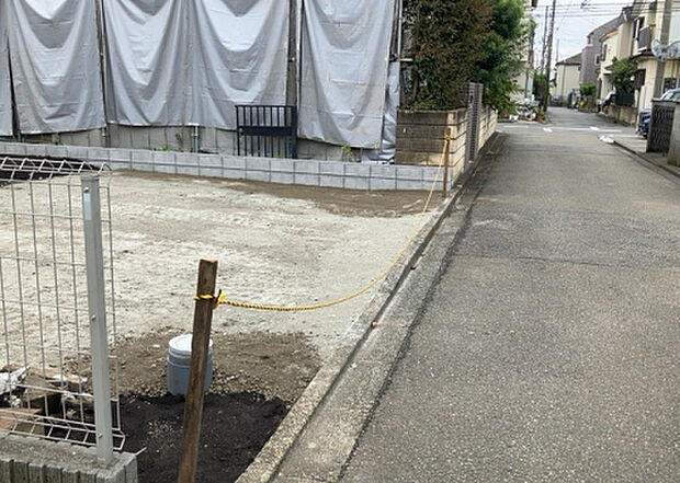 【駐車場_2】駐車場と明記されていても、最小スペースでつくられた駐車場だと大型車は駐車できなかったり、出入りしにくくなったりする可能性があります。お車のサイズと購入したい物件の駐車場のサイズを現地で確認しましょう。