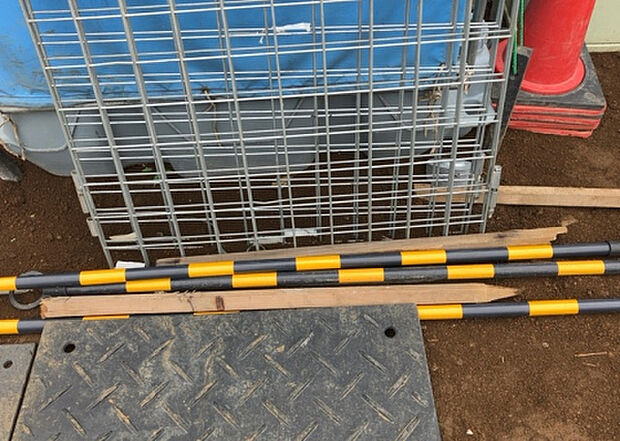 【その他設備】敷地内には、散水栓や立水栓があります。水道水を直接利用できるため、水を運ぶ手間を省くことが出来ます。大量の水を必要とする洗車作業や清掃などに役立ちます。その他設備とあわせて、現地でご確認ください。