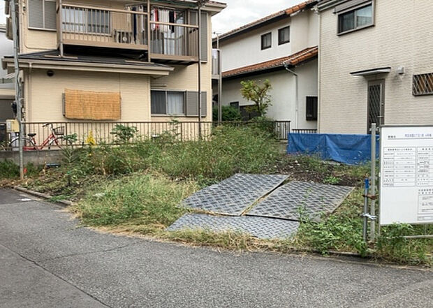 【外観_3】現地に行くなら、物件の周囲の地形がどうなっているかを見ることも大切です。周辺より低くなっている土地では、大雨などで水が集まりやすいため、地盤が弱くなっているということも考えられるため、注意が必要です。