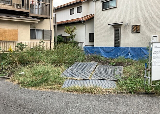 【玄関】玄関は家の顔でもあり、家族以外の目にも止まる場所です。玄関は外との間を仕切る扉、靴などをしまっておく収納スペース、靴脱ぎのたたきスペース、来客とのやり取りをするドアホンなど複数のアイテムからなります。