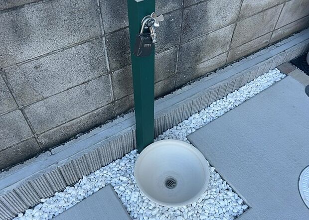 【外水栓】外水栓は、庭の水やりや洗車など、様々な用途に使える便利な設備です。ホースがしっかりと接続できるもの、水圧が安定しているものなど、使い勝手の良いものを選びましょう。また、凍結防止機能が付いているものなら、冬場でも安心して使用できます。