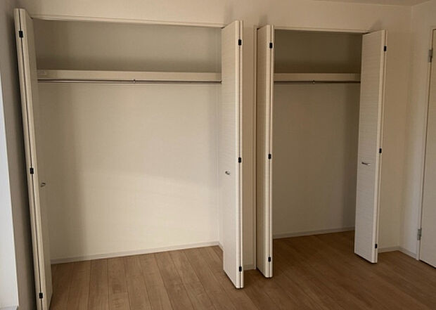 【ウォークインクローゼット】ウォークインクローゼットがあれば、クローゼット内でコーディネートが完成できますし、季節の変わり目に行う衣替えの手間も省けます。また、スーツケースなど大きいものもしまうことができ使い勝手がよいです。