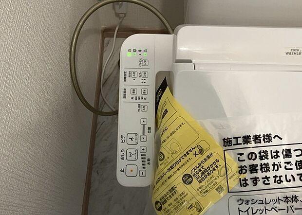 【ウォシュレット(リモコン)】ウォシュレットは、衛生面だけでなく、快適性も向上させる便利な設備です。洗浄機能の種類や水温調節機能など、様々な機能が付いたものが多くあります。リモコンも、操作が簡単で、使いやすいものを選びましょう。