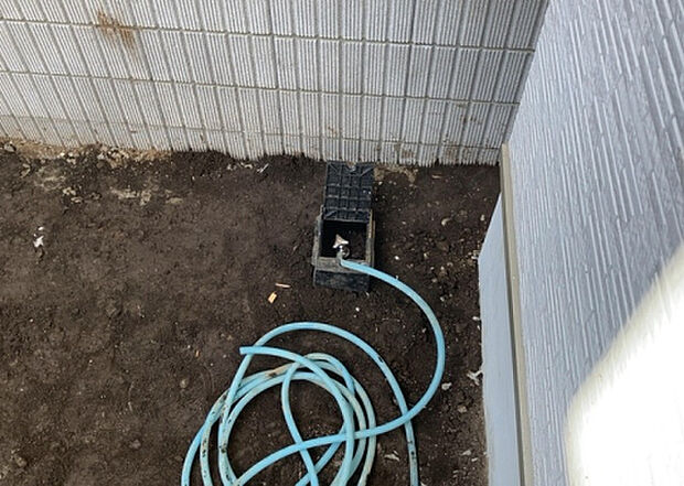 【その他設備】敷地内には、散水栓や立水栓があります。水道水を直接利用できるため、水を運ぶ手間を省くことが出来ます。大量の水を必要とする洗車作業や清掃などに役立ちます。その他設備とあわせて、現地でご確認ください。