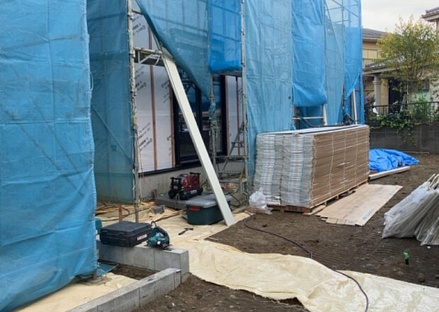 【構造・工法・仕様_2】ベタ基礎とは、柱の位置に関係なく全体に基礎がある事を指し、面積が大きい分建物の重さを全体に分散できます。また、地面からの湿気や害虫を遮断でき、木造住宅で心配されるシロアリ被害を防ぐ効果も期待できます。