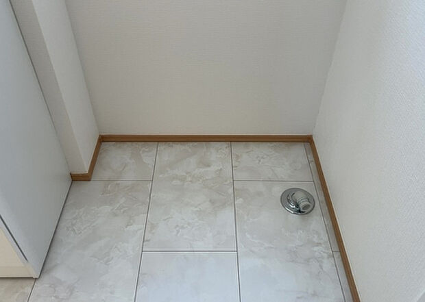 【ランドリースペース】ランドリースペースも気になります。洗濯機置場があり「洗う、干す、取り込む、アイロンがけ、たたむ」など、洗濯に関する家事をするための空間です。広さや収納など付帯設備も含めて、詳細は現地でご確認ください。