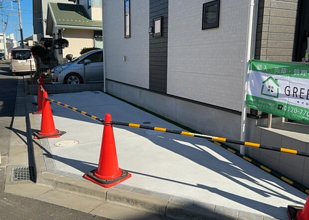 【駐車場】駐車場と明記されていても、最小スペースでつくられた駐車場だと大型車は駐車できなかったり、出入りしにくくなったりする可能性があります。お車のサイズと購入したい物件の駐車場のサイズを現地で確認しましょう。