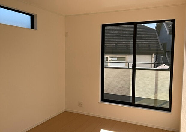 【洋室】洋室のメリットは重い家具が置きやすく、身の回りが整理しやすいことです。 床がフローリングのため畳とは異なり凹みにくいです。 クローゼットなど収納が豊富で、普段使わない旅行カバンや服の整頓も簡単にです。